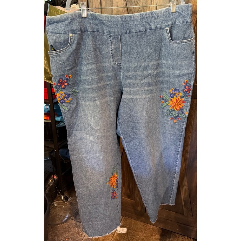 Alfred Dunner Woman 24W Floral Embroidered Pull On Denim Jeans Blue Frayed Hem